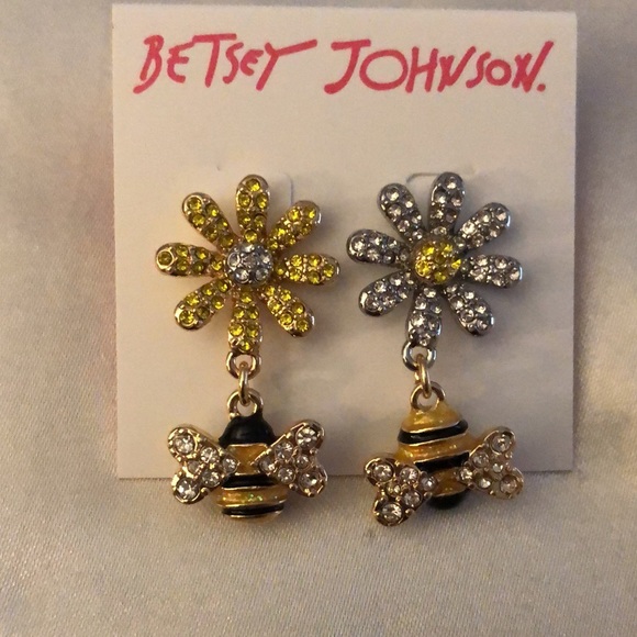 Betsey Johnson Daisy & Bee Mismatched Drop Earrings Crystal Accents NWT - Picture 2 of 15